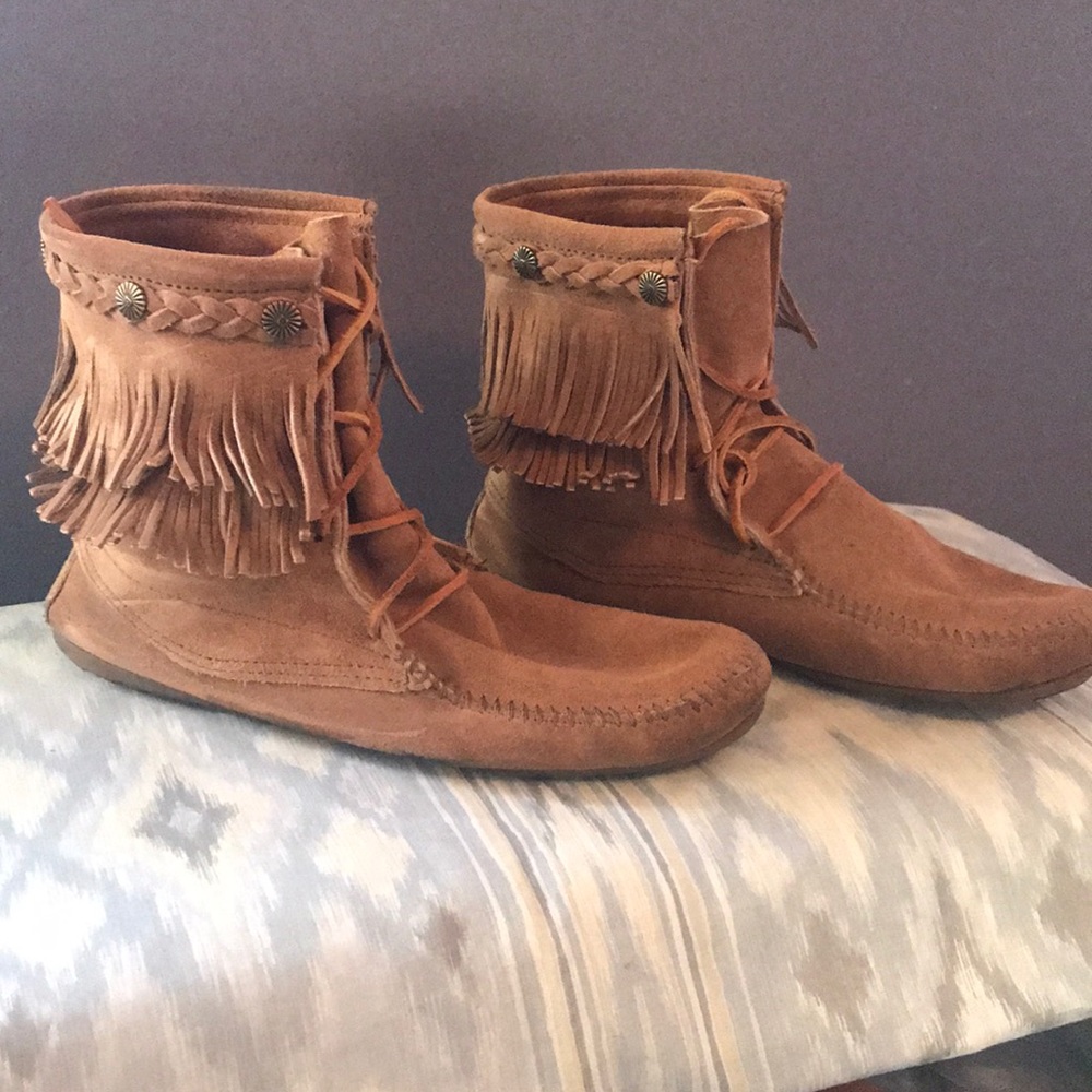 MINNETONKA TRAMPER MOCCASIN BOOTS